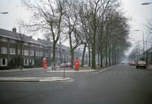 117544 Gezicht in de Lessinglaan te Utrecht, ter hoogte van de kruising met de Everard Meijsterlaan.